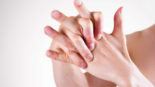 01_does_cracking_knuckles_cause_arthritis_staras_3.jpg