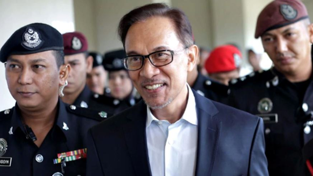 agong-to-pardon-anwar-ibrahim-immediately-world-of-buzz_2.jpg