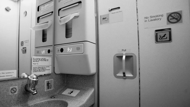 airplane-bathroom_2.jpg