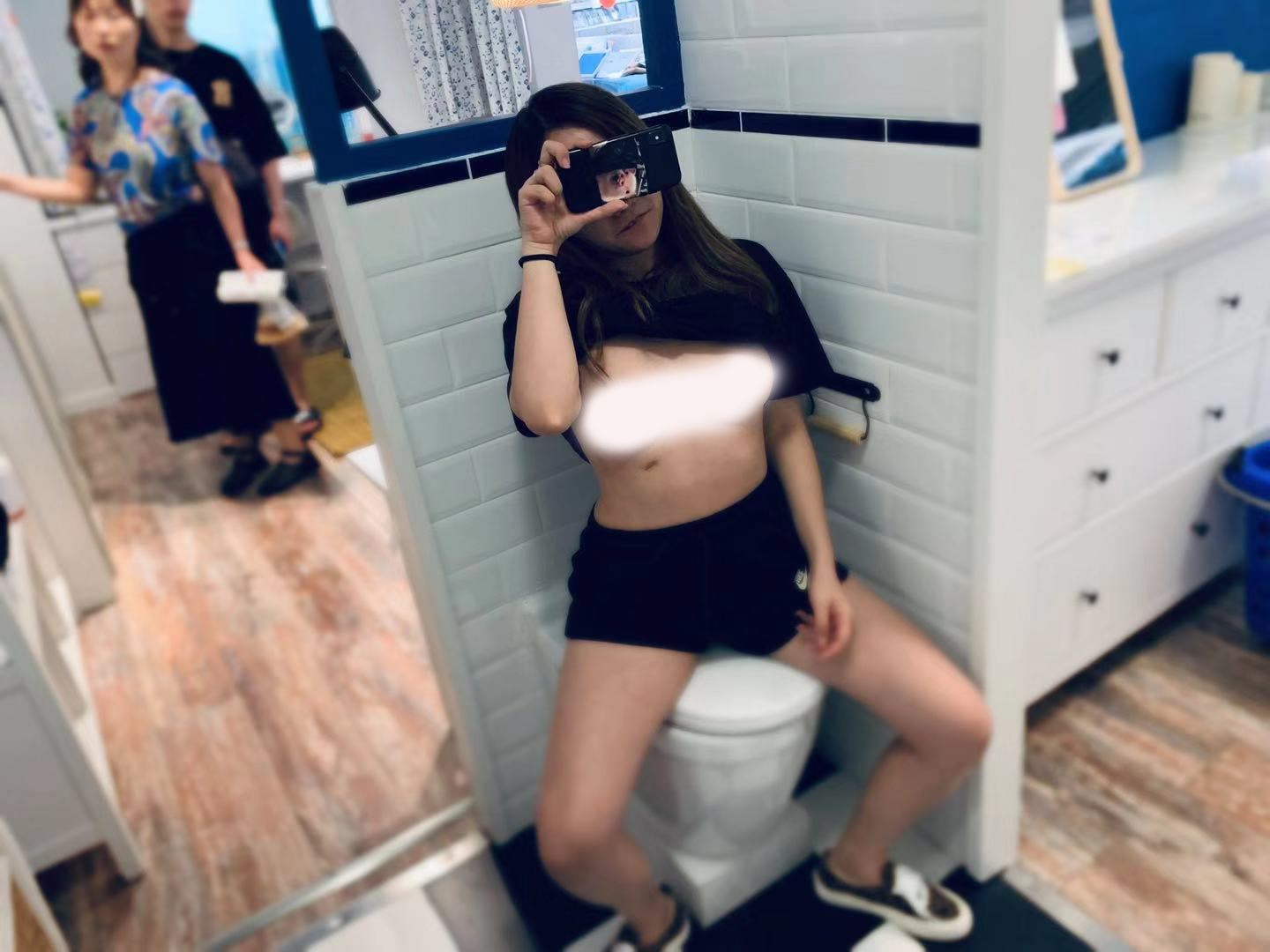 女网红去 ikea 晒 “奶奶” ！照片在网络疯传不停！