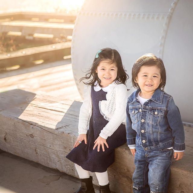 钟嘉欣晒全家福庆复活节❗️一对儿女越来越可爱呀🔥