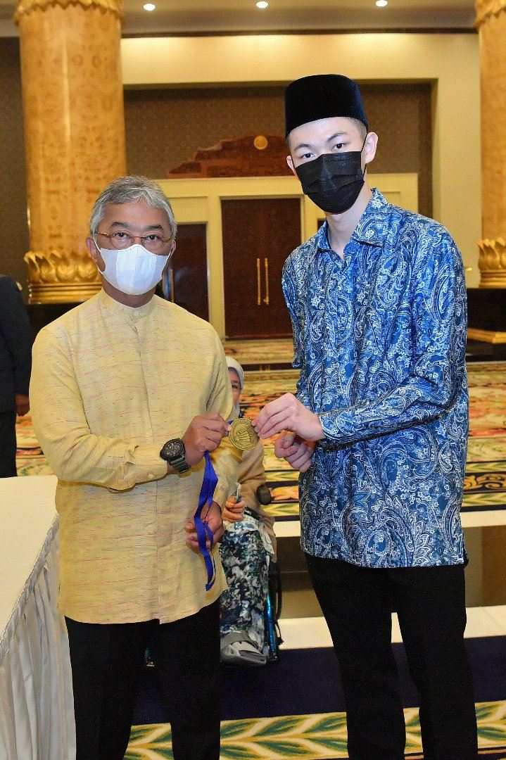 李梓嘉觐见元首伉俪❗️分享全英赛使用的羽球拍🏸️和冠军奖牌🏆