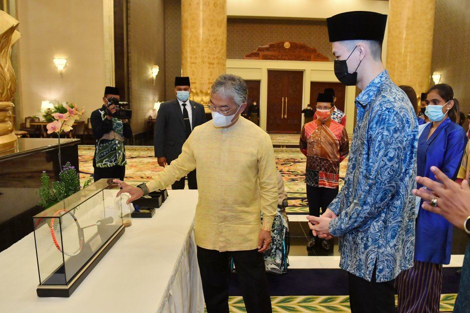 李梓嘉觐见元首伉俪❗️分享全英赛使用的羽球拍🏸️和冠军奖牌🏆