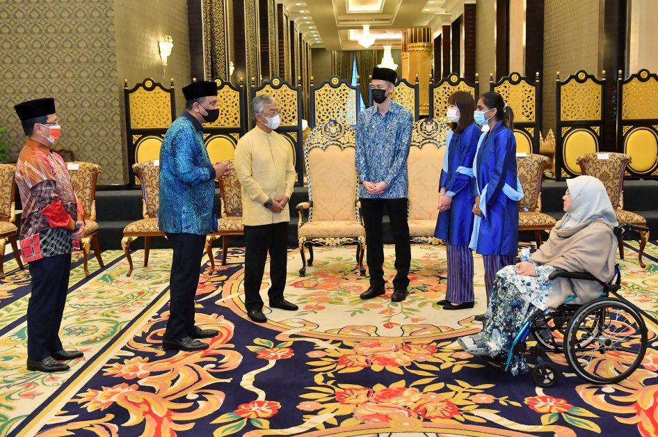 李梓嘉觐见元首伉俪❗️分享全英赛使用的羽球拍🏸️和冠军奖牌🏆