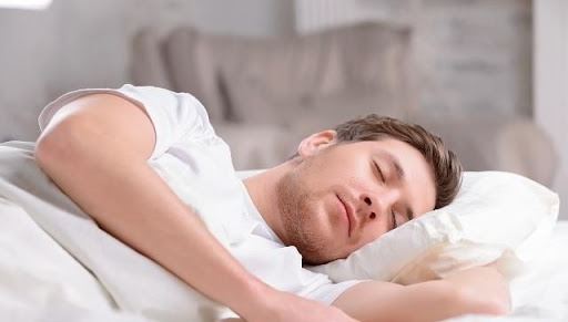 喜欢侧睡的男人，都有这5个特点！你中了多少条？