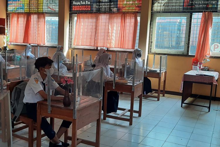 elak covid-19, pelajar pergi sekolah hanya 2 jam seminggu