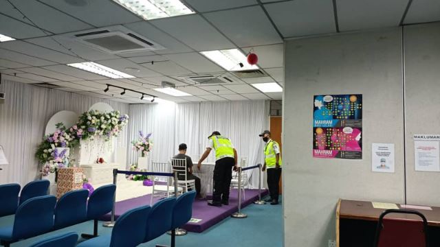 gara-gara tekanan putus cinta, pemuda meluru ke ruang akad nikah jawi