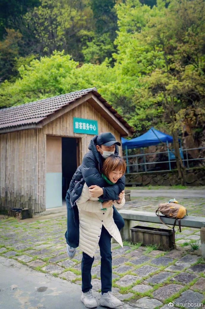 孙俪和邓超旅行超甜蜜❗️不忘调侃：邓超体力太差😂