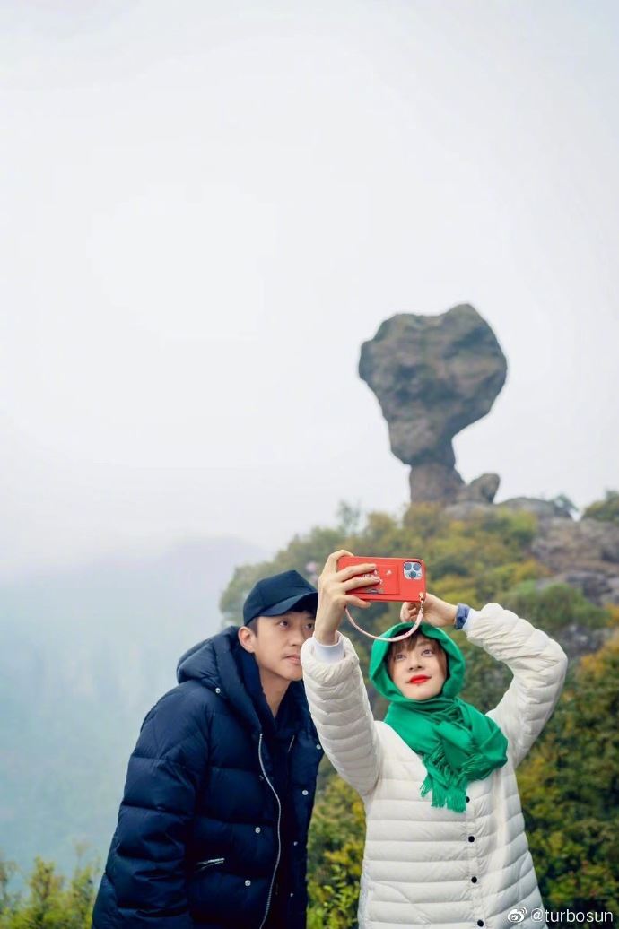 孙俪和邓超旅行超甜蜜❗️不忘调侃：邓超体力太差😂