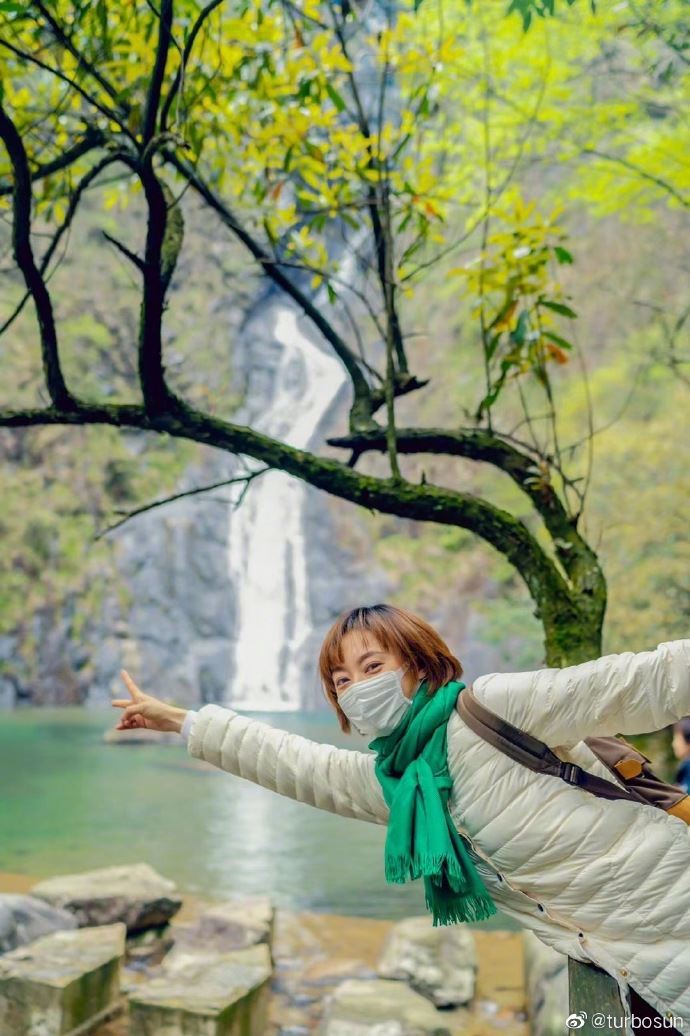 孙俪和邓超旅行超甜蜜❗️不忘调侃：邓超体力太差😂