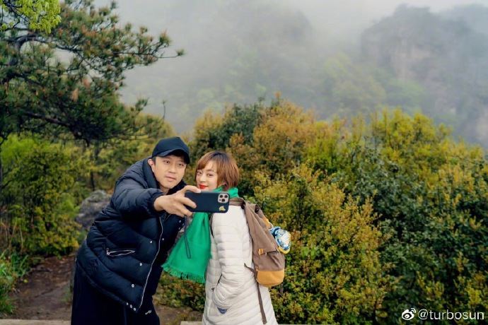 孙俪和邓超旅行超甜蜜❗️不忘调侃：邓超体力太差😂