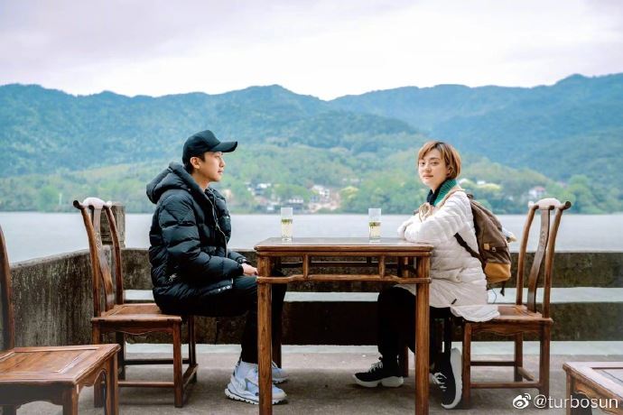 孙俪和邓超旅行超甜蜜❗️不忘调侃：邓超体力太差😂