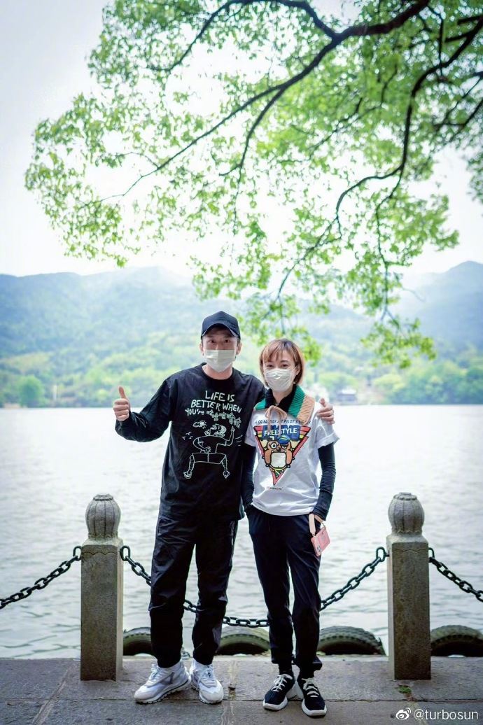 孙俪和邓超旅行超甜蜜❗️不忘调侃：邓超体力太差😂