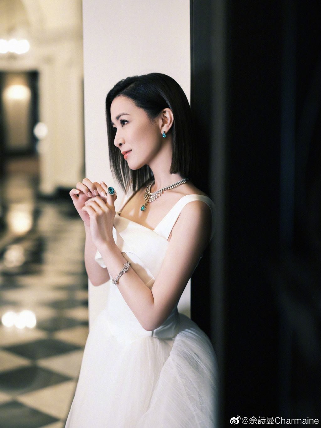 【多图】现身珠宝首饰鉴赏晚宴❗️佘诗曼一身吊带白色长裙仙气爆棚❤️