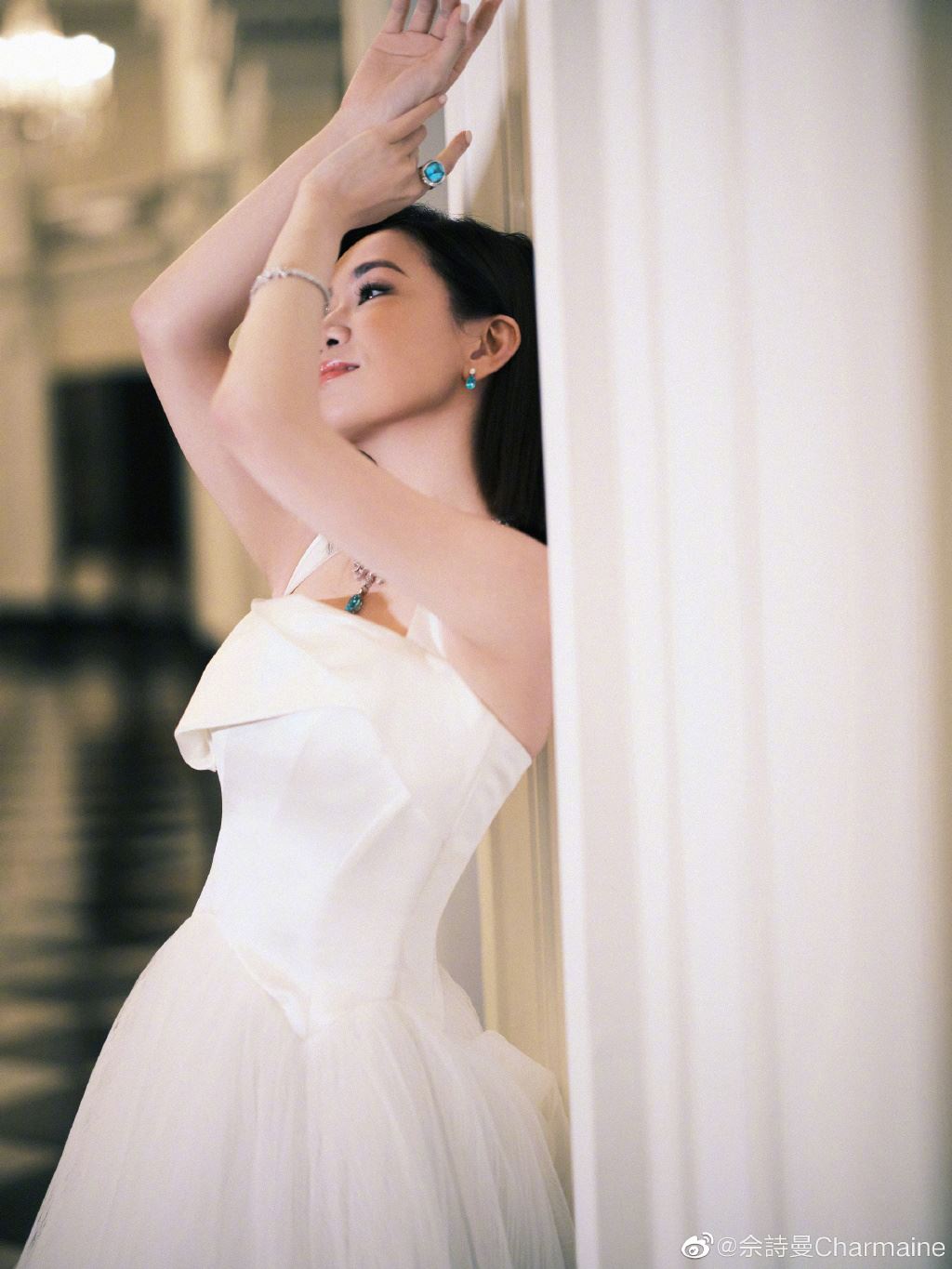 【多图】现身珠宝首饰鉴赏晚宴❗️佘诗曼一身吊带白色长裙仙气爆棚❤️