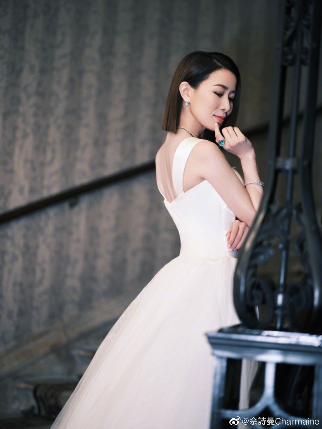 【多图】现身珠宝首饰鉴赏晚宴❗️佘诗曼一身吊带白色长裙仙气爆棚❤️