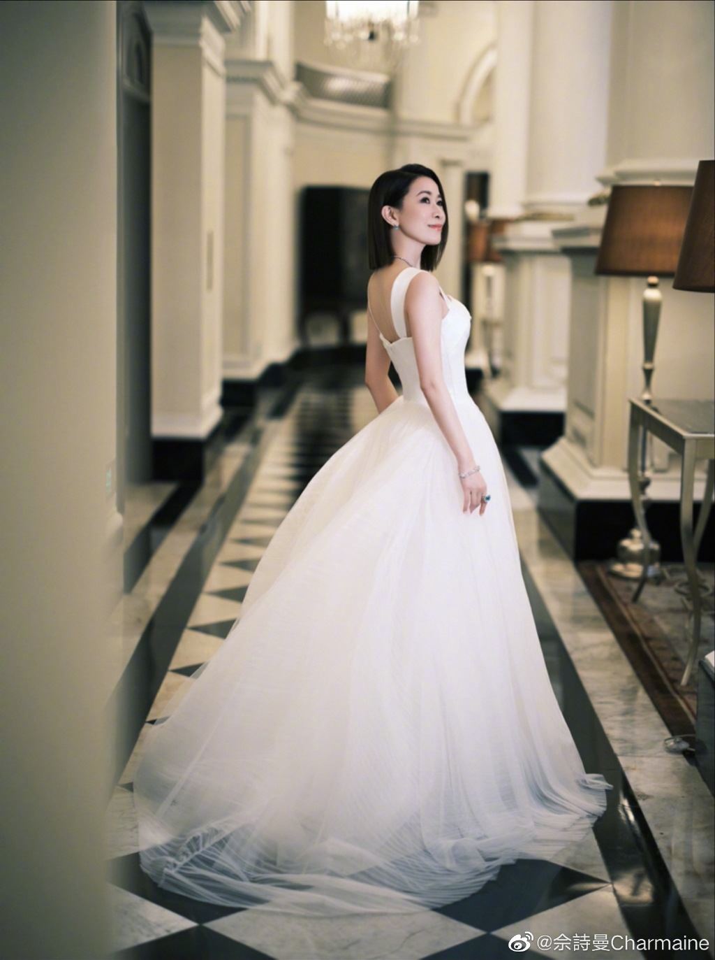 【多图】现身珠宝首饰鉴赏晚宴❗️佘诗曼一身吊带白色长裙仙气爆棚❤️