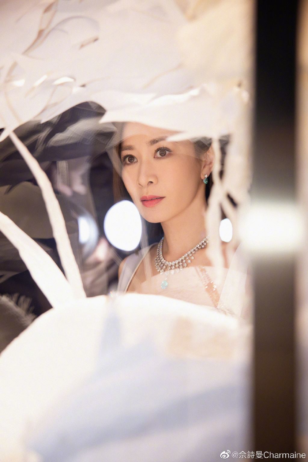 【多图】现身珠宝首饰鉴赏晚宴❗️佘诗曼一身吊带白色长裙仙气爆棚❤️
