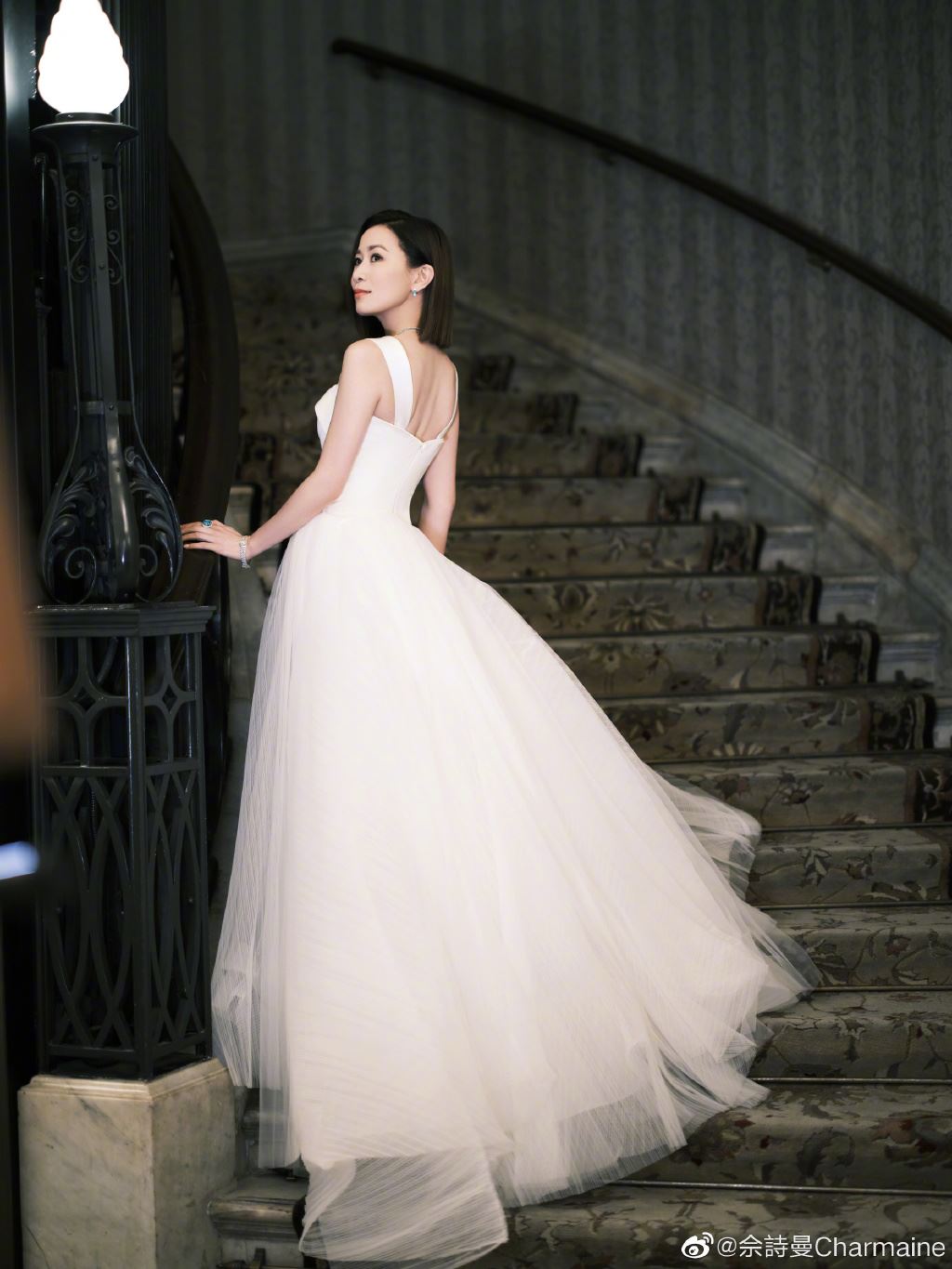 【多图】现身珠宝首饰鉴赏晚宴❗️佘诗曼一身吊带白色长裙仙气爆棚❤️