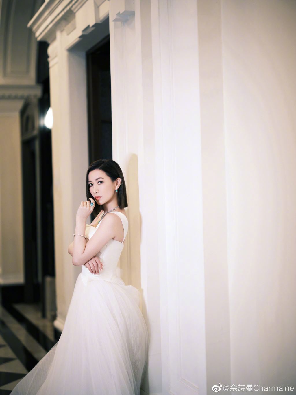 【多图】现身珠宝首饰鉴赏晚宴❗️佘诗曼一身吊带白色长裙仙气爆棚❤️