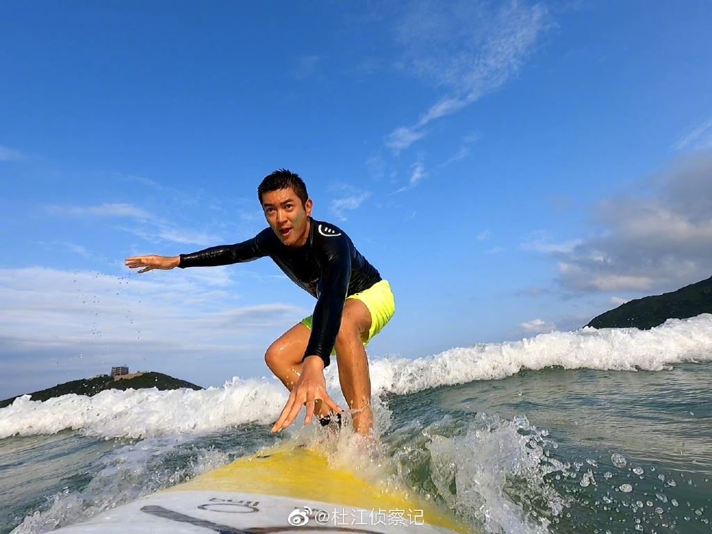 🏄杜江带儿子冲浪❗️7岁嗯哼平衡力超强🔥