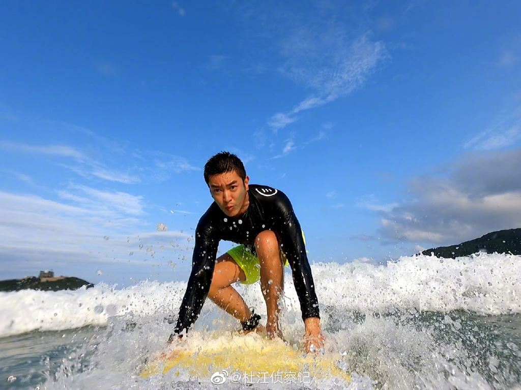 🏄杜江带儿子冲浪❗️7岁嗯哼平衡力超强🔥