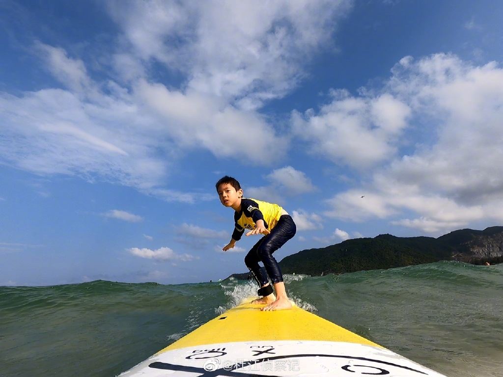 🏄杜江带儿子冲浪❗️7岁嗯哼平衡力超强🔥