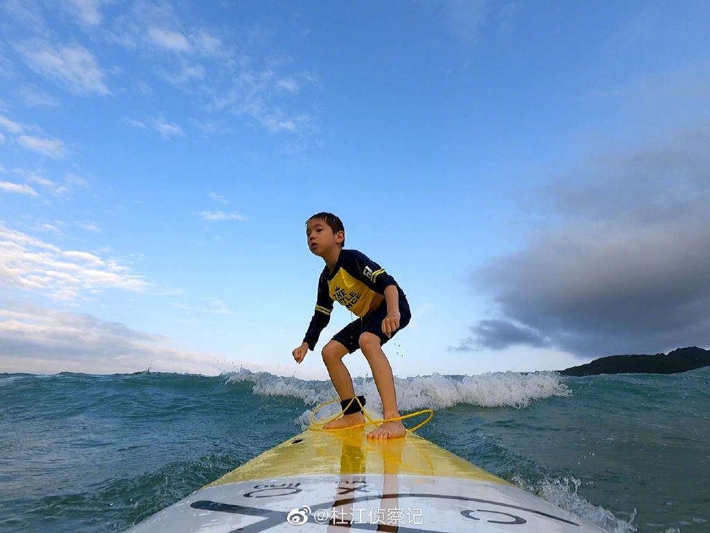 🏄杜江带儿子冲浪❗️7岁嗯哼平衡力超强🔥