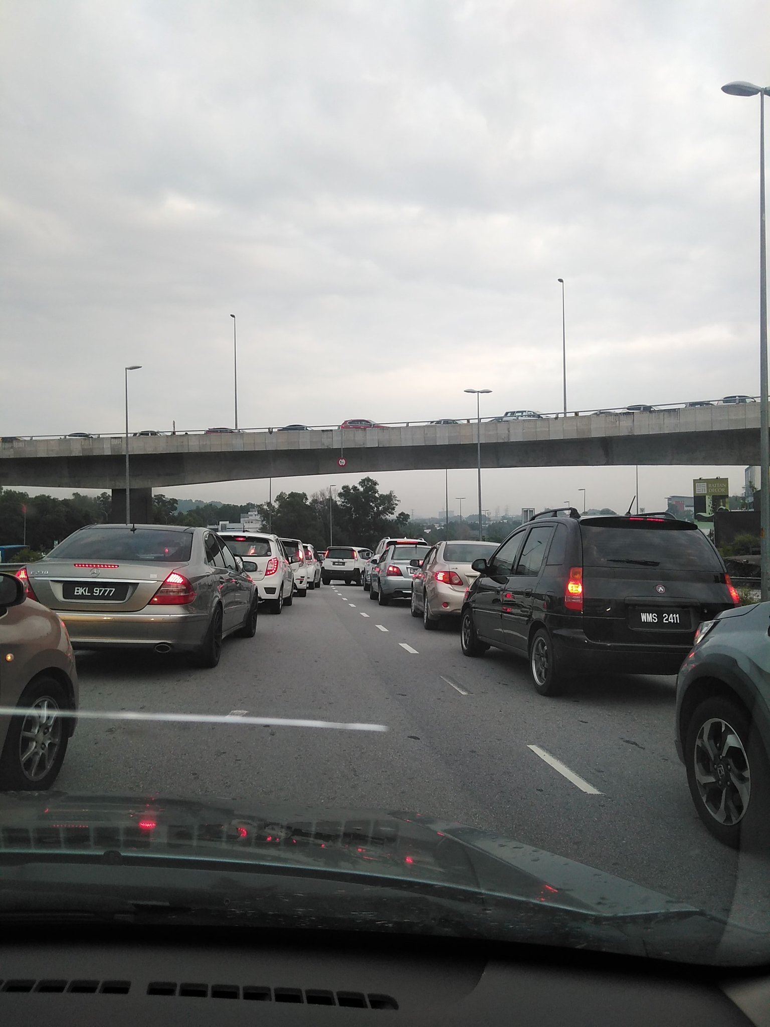 lorry stuck under flyover causes massive jam on the nkve