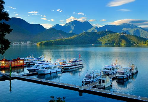 lelaki temui kembali handphone yang pernah terjatuh dalam tasik setahun lalu
