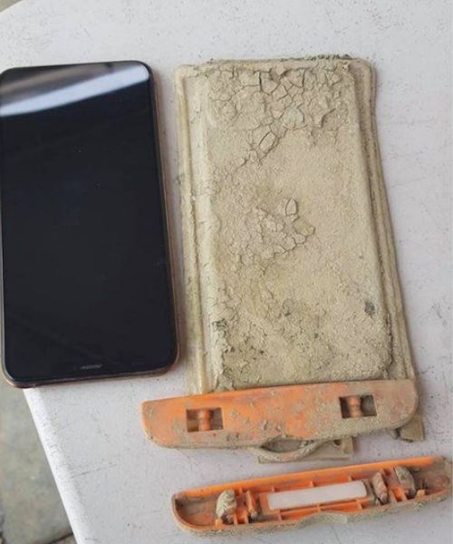 lelaki temui kembali handphone yang pernah terjatuh dalam tasik setahun lalu