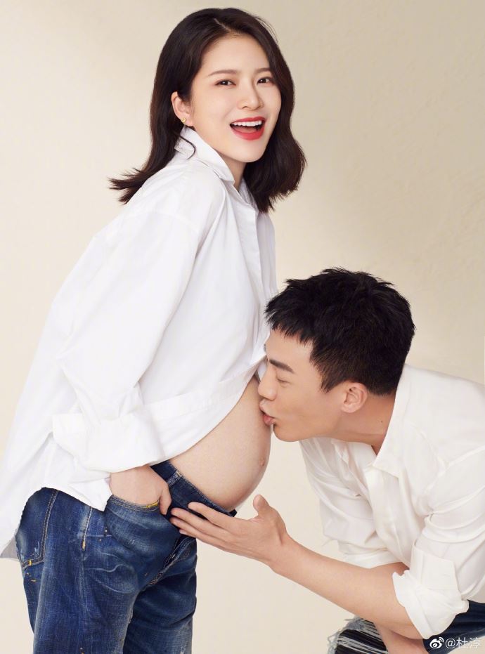 杜淳晒王灿怀孕写真❗️开心亲吻老婆孕肚一脸幸福❤️