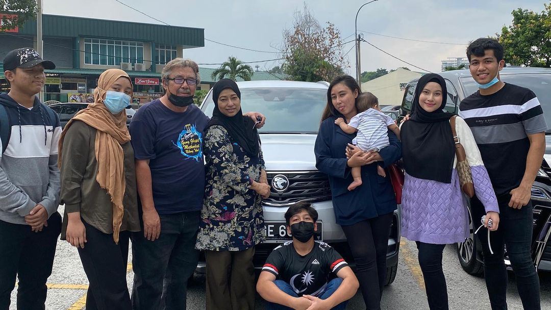 “hadiah ini tak sebesar jasa mummy & ayah”, eyra hazali hadiahkan kereta buat ibu bapa