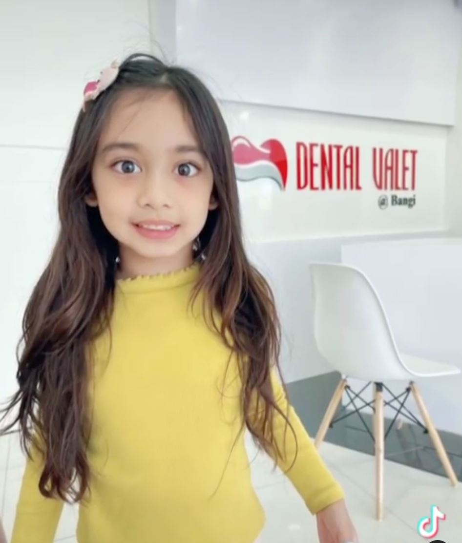 gelagat anak wawa zainal mencuit hati saat buat gigi palsu