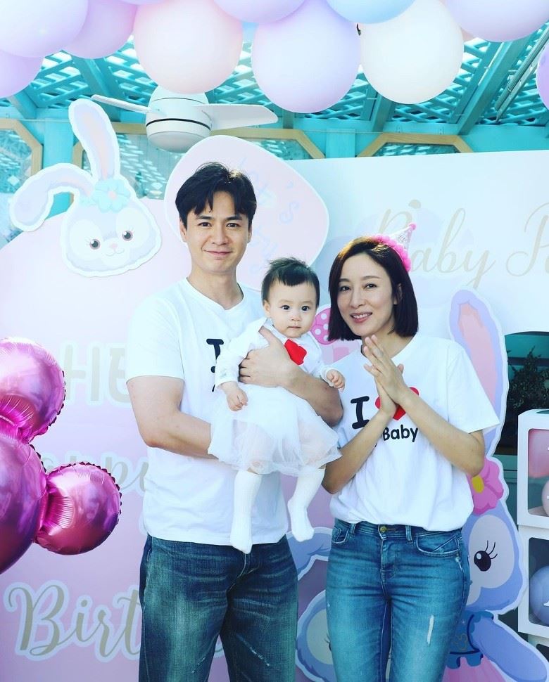 杨茜尧、罗子溢帮女儿庆祝1岁生日呀❗️三人亲子装温馨爆灯❤️