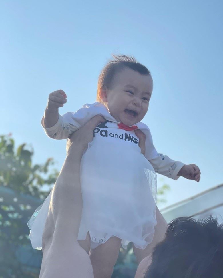 杨茜尧、罗子溢帮女儿庆祝1岁生日呀❗️三人亲子装温馨爆灯❤️