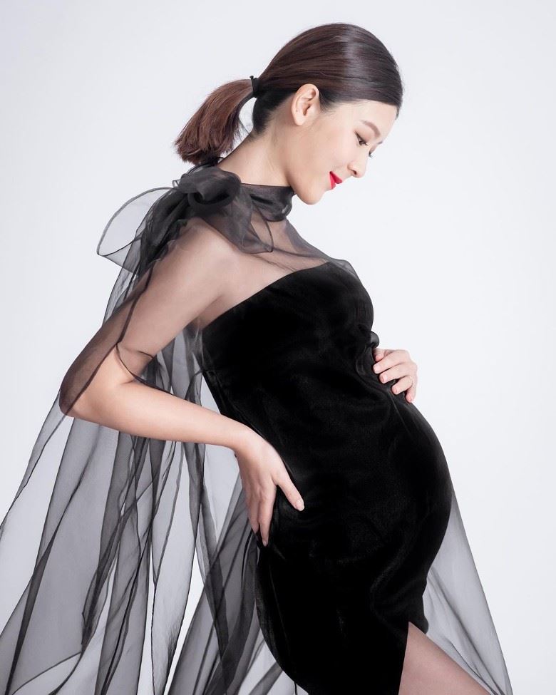 余香凝公开怀孕写真❗️真的是肥肚不肥人😍