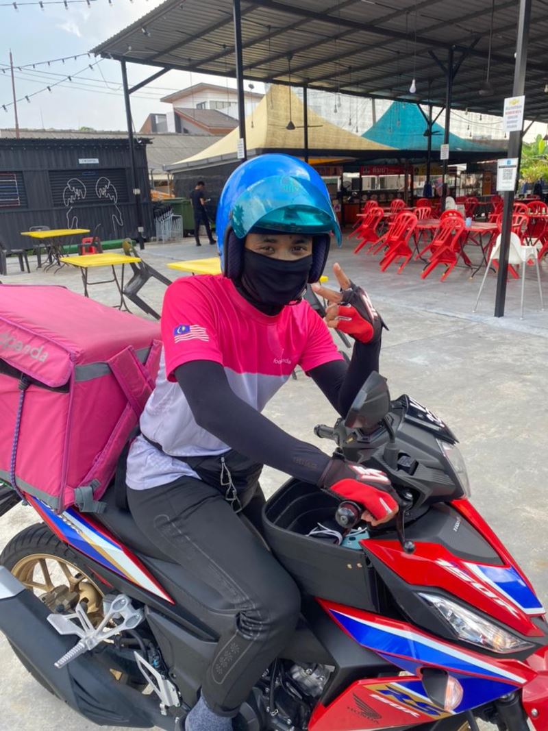 here’s what it’s like to be a food delivery rider!