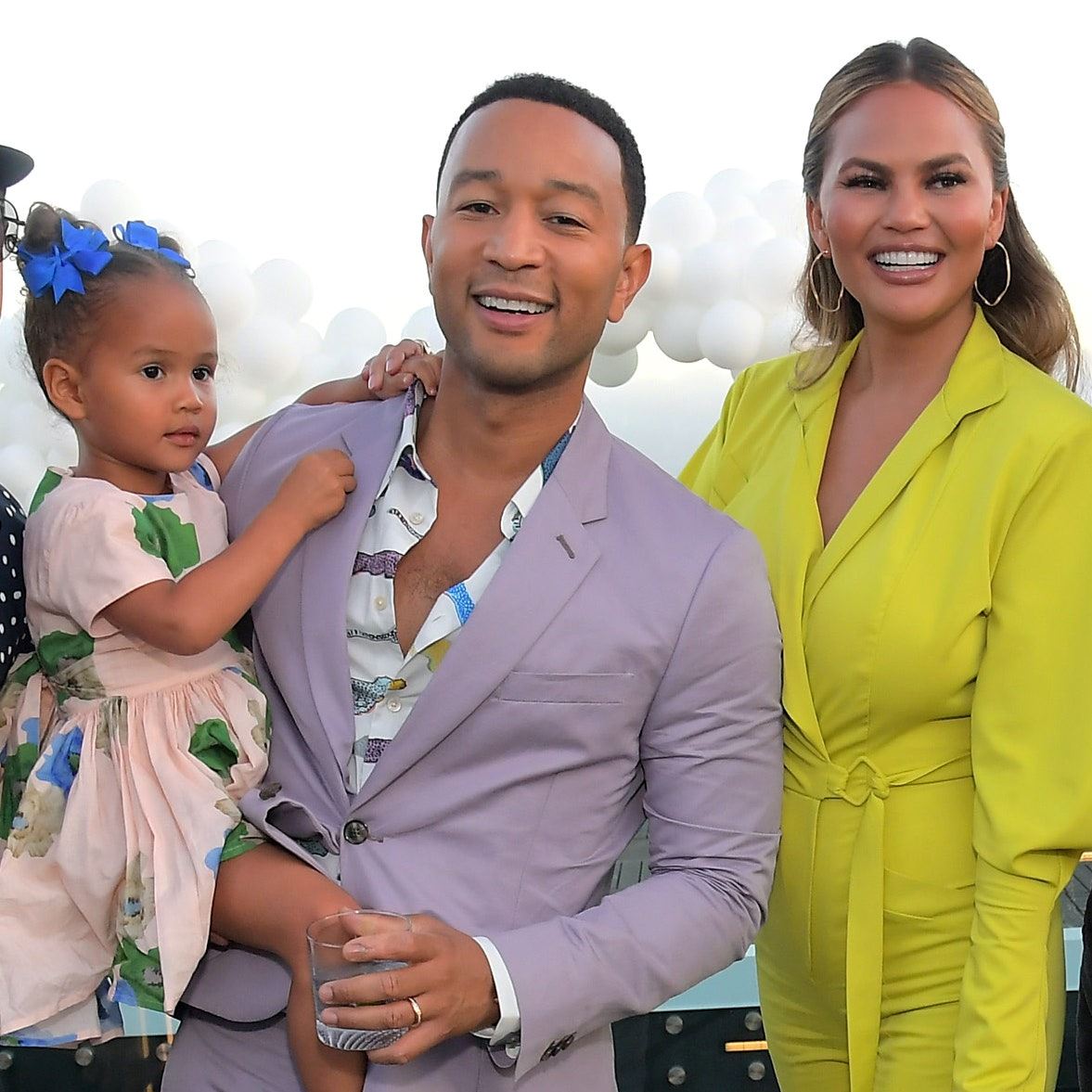 kembali aktif di media sosial, isteri john legend sunyi tanpa media sosial