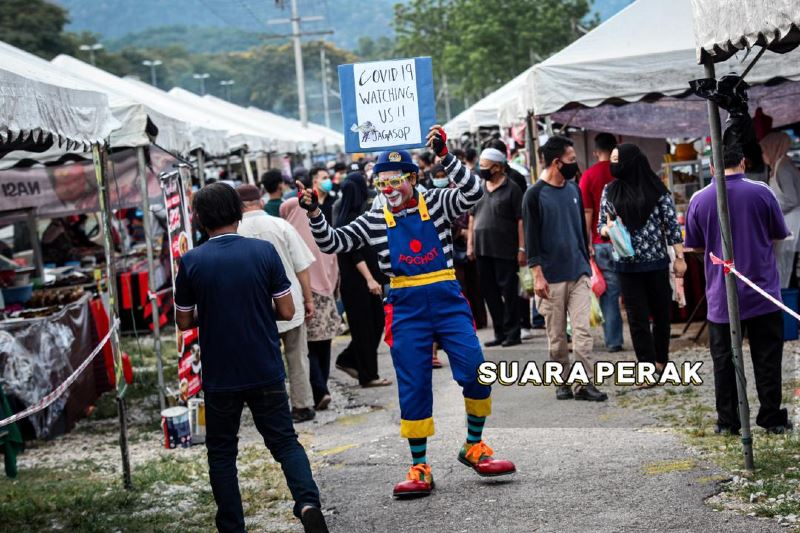 clowns take to ramadan bazaars to remind everyone to abide by sops!
