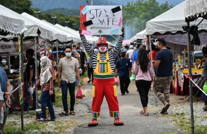 clowns take to ramadan bazaars to remind everyone to abide by sops!