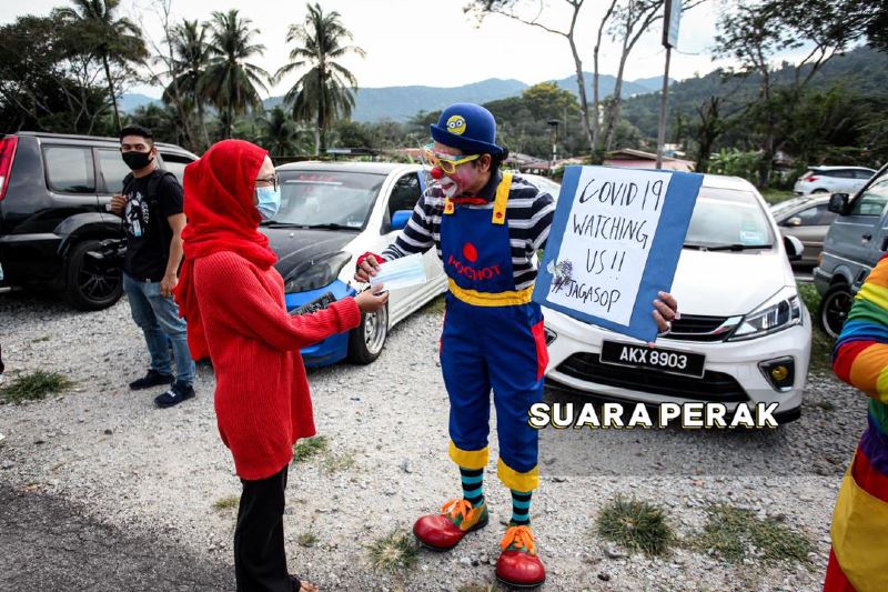clowns take to ramadan bazaars to remind everyone to abide by sops!