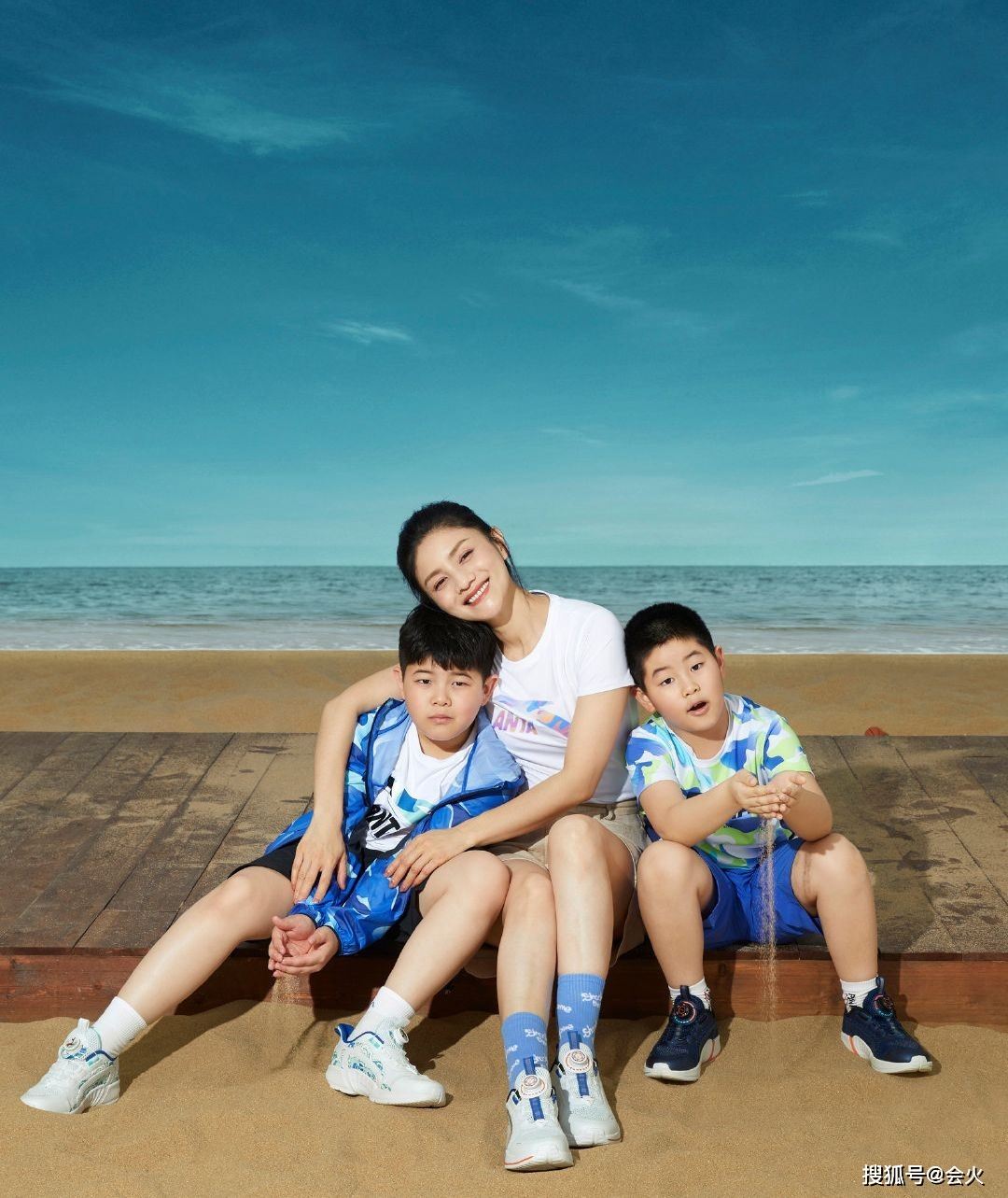 胡可带儿子登杂志封面❗️安吉和小鱼儿脸蛋肉肉很可爱🔥