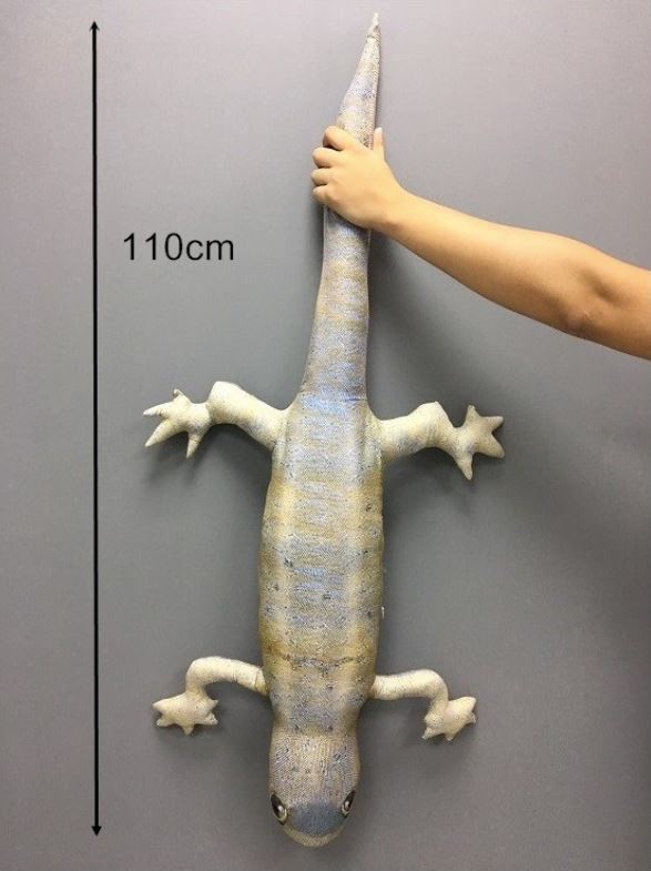 nampak macam betul, bantal cicak ini laris dijual atas talian