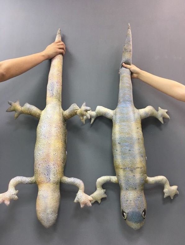 nampak macam betul, bantal cicak ini laris dijual atas talian