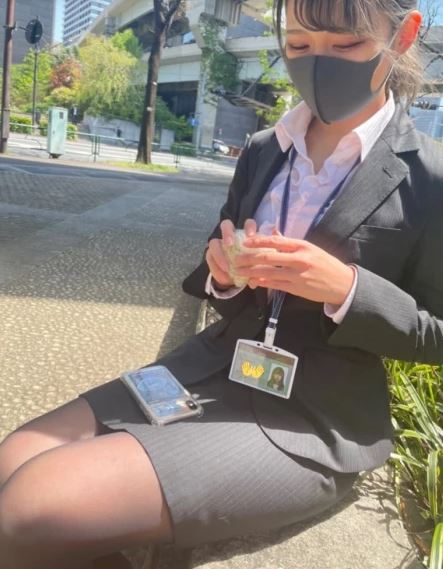 wanita menganggur tempuh perjalanan dua jam untuk rasai pengalaman waktu makan tengahari pejabat