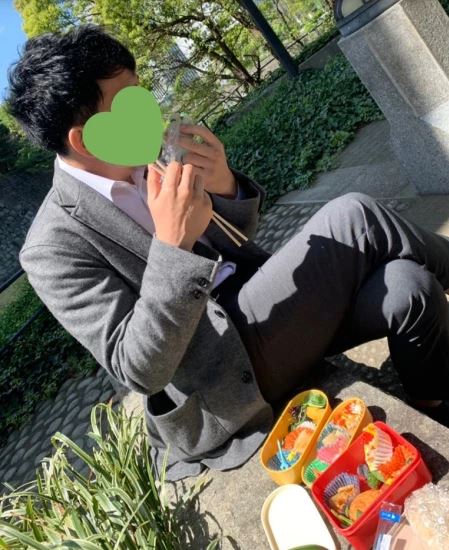 wanita menganggur tempuh perjalanan dua jam untuk rasai pengalaman waktu makan tengahari pejabat