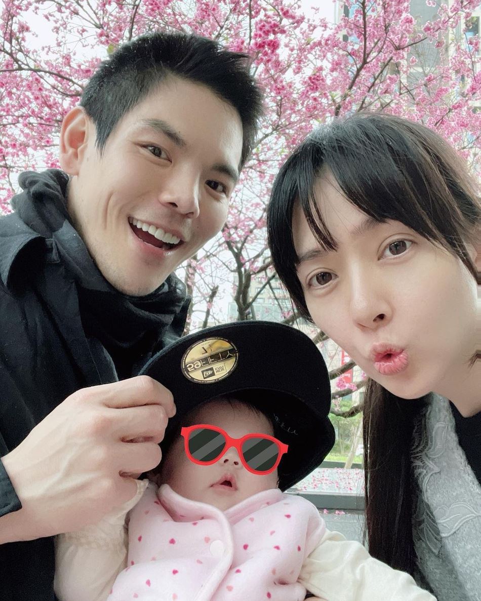 向佐、郭碧婷晒女儿新照❗️一家三口好有爱温馨❤️