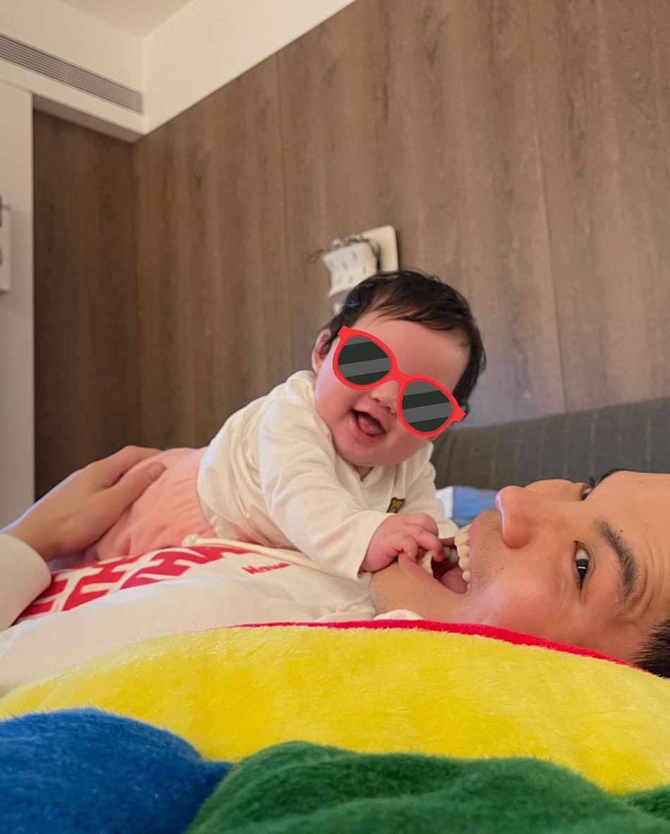 向佐、郭碧婷晒女儿新照❗️一家三口好有爱温馨❤️