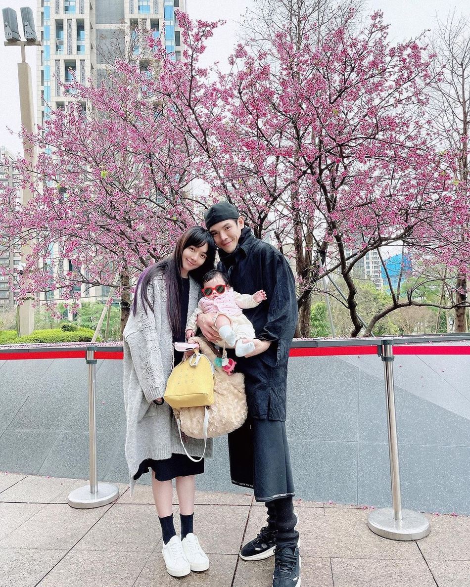 向佐、郭碧婷晒女儿新照❗️一家三口好有爱温馨❤️